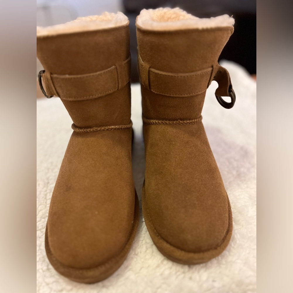 BearPaw gently used snow shoes/boots with side buckles. Capri length height-